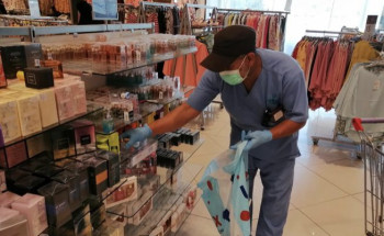 بلدية القطيف تصادر عينات التجربة لعدد من محلات العطور والتجميل لمخالفتها الاشتراطات الاحترازية