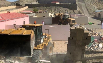 بلدية العمرة الفرعية تزيل تعديات في الفيحاء بمكة المكرمة