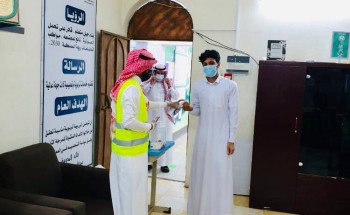 فريق تطوعي مع قادة المدارس يسلم شهادات الثانوية العامة بأملج