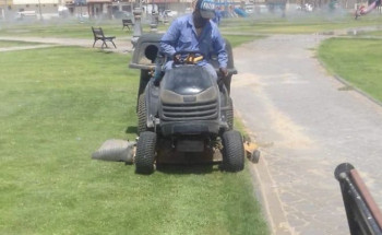 بلدية رفحاء تواصل أعمال صيانة الحدائق والمتنزهات