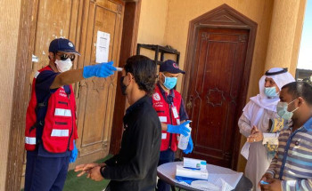 متطوعي الهلال الأحمر بالجوف يقيمون نقاط فرز ببعض جوامع المنطقة أثناء صلاة الجمعة