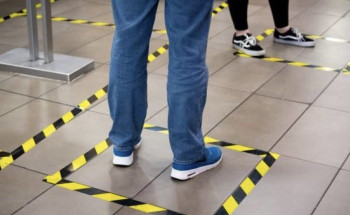 “الصحة العالمية” تجيب عن سؤال: هل يمكن للأحذية أن تتسبب في عدوى كورونا؟