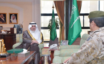 أمير تبوك يستقبل مدير مستشفى الملك سلمان للقوات المسلحة بالشمالية الغربية