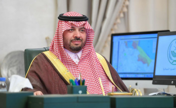 أمير الحدود الشمالية يلتقي مديري الإدارات الحكومية عبر الاتصال المرئي