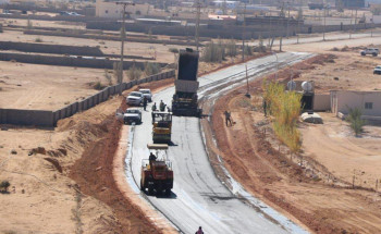 “بلدية العيساوية” بالجوف تواصل أعمال السفلتة وتطوير الشوارع الرئيسية