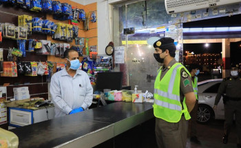 “الجهات الأمنية” في الأسواق التجارية وتوثق ضبط مخالفات عدم لبس الكمام بطريف