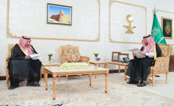 أمير الحدود الشمالية يتسلم تقريرًا عن أعمال فرع وزارة التجارة