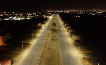 أمانة الجوف تُنير طريق خالد بن الوليد بسكاكا بـ 77 وحدة إنارة موفرة للطاقة