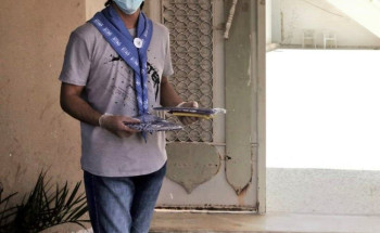 بالصور “رواد كشافة محافظة المجمعة” يساهمون بتوزيع السجادات والكمامات والمعقمات على المصلين