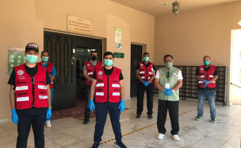 متطوعي الهلال الأحمر بالجوف يقيمون نقاط فرز ببعض جوامع المنطقة أثناء صلاة الجمعة