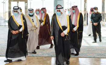 سمو “أمير تبوك” يزور جامع جامعة تبوك