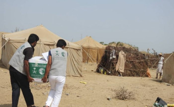 مركز الملك سلمان للإغاثة يوزع 1800 سلة غذائية في المناطق المحاذية لصعدة.