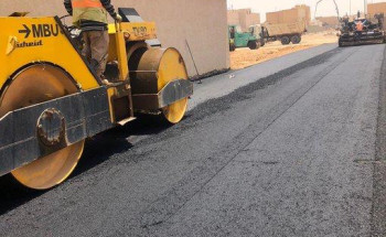 بلدية رفحاء تنفذ سفلتة عدد من نوافذ حي الورود