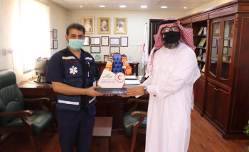 مدير عام الهلال الأحمر بالجوف يكرم الموظفين المميزين والمركز المثالي