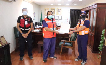 مدير الهلال الأحمر بالجوف يكرم منسوبي العمليات والمراكز الإسعافية والقيادة الميدانية