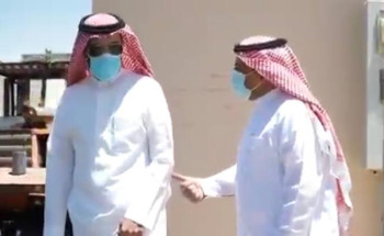 رئيس بلدية طريف يقف على أعمال سفلتة حي العزيزية