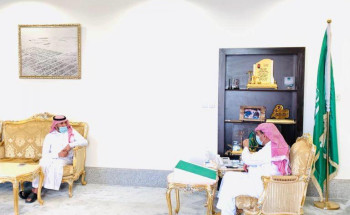 محافظ طريف يجتمع بمدير مكتب وزارة التجارة والاستثمار بالمحافظة