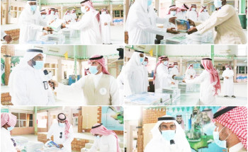 مدير تعليم القريات يشارك في توزيع المقررات على طلبة المدارس