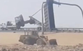 شاحنة معلقة في لوحة إرشادية على طريق الدمام