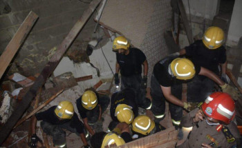 الدفاع المدني بمحافظة جدة يباشر إنهيار منزل شعبي بحي الرويس