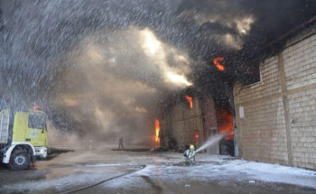 مدني جدة يخمد حريقًا اندلع في مستودعات بحي المحجر