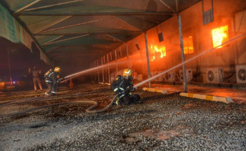 تباشر فرق الدفاع المدني بمحافظة جدة حادث حريق في عدد من البركسات بساحة قطار الحرمين