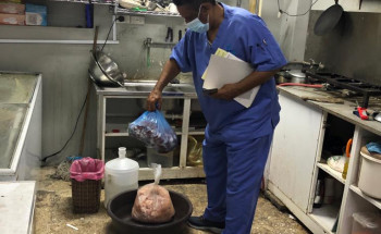 بلدية القطيف تضبط مطعما في إسكان القطيف