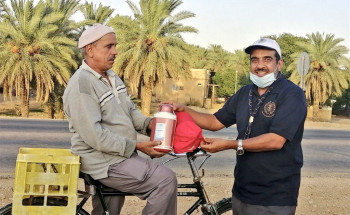 ‎رواد كشافة محافظة المجمعة يساهمون بتوزيع ‎هدية الصيف للعمال
