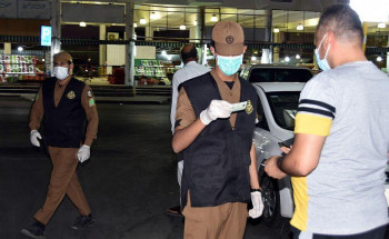 شرطة ‫حائل‬ تتابع تنفيذ الإجراءات الاحترازية والتدابير الوقائية في الأسواق الشعبية