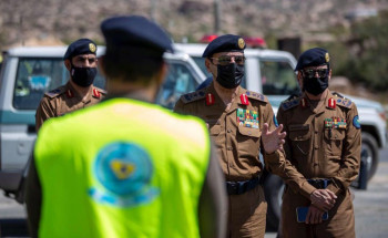 معالي مدير عام الدفاع المدني يقف ميدانياً على عمليات وخطط الدفاع المدني التي تبذل في إخماد حريق جبل عمد بميسان