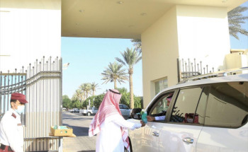 جامعة الحدود الشمالية‬⁩ توزع باقات من الزهور بمناسبة ⁧‫اليوم الوطني‬⁩ الـ٩٠