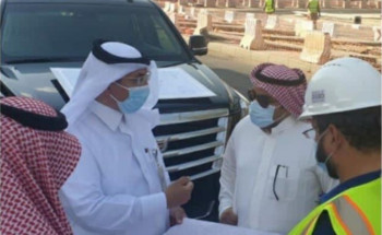 أمين تبوك يقف ميدانياً على النقاط الحرجة لتجمّع المياه