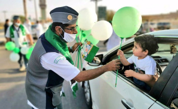 ‏رواد كشافة محافظة المجمعة يشاركون في مبادرة ‎بلدية روضة سدير توزيع الهدايا والحلويات على المواطنين بمناسبة اليوم الوطني ٩٠ للمملكة العربية السعودية