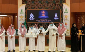 “رئيس جامعة الملك عبدالعزيز” يكرم المميزين