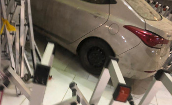 إمارة منطقة مكة المكرمة : الجهات الأمنية باشرت حادثة ارتطام سيارة في أحد أبواب المسجد الحرام نتيجة انحرافها أثناء سيرها بسرعة عالية