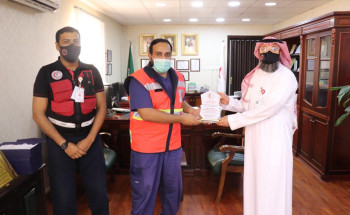 مدير الهلال الأحمر بالجوف يكرم الموظفين المميزين وأفضل مركز لشهر سبتمبر