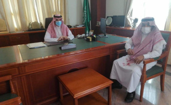 محافظ تيماء يطلع على سير التعليم عن بعد