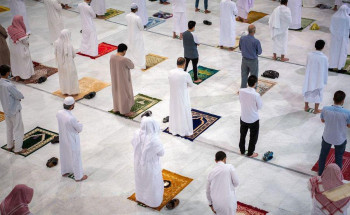 المواطنون والمقيمون يؤدون صلاة الفجر في المسجد الحرام مع بدء المرحلة الثانية من العودة التدريجية من داخل المملكة لأداء مناسك العمرة والصلاة
