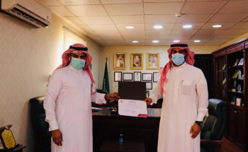 مدير الهلال الأحمر المكلف يكرم بعض منسوبي الفرع وبعض المتطوعين