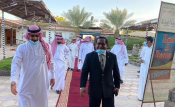 السفير المالديفي يزور متحف المناخة بأملج وقصر الامارة القديم