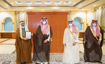 أمير منطقة الجوف يسلم الغامدي جائزة أبحاث الزيتون للعام 1441