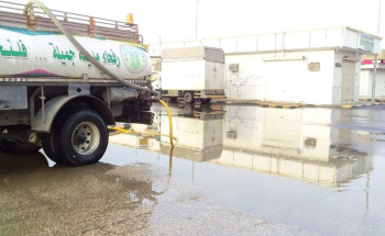 بلدية محافظة رفحاء تباشر نزح وتصريف مياه الأمطار