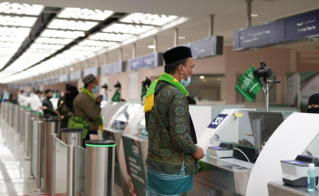 جوازات مطار الملك عبدالعزيز الدولي تنهي إجراءات دخول أولى طلائع المعتمرين