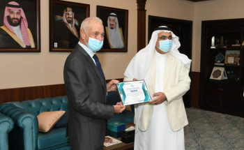 أمين الشرقية يكرم مقيم بريطاني نظير جهوده في نظافة الشواطئ