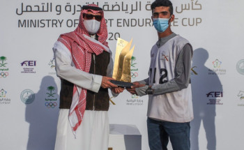 رئيس الاتحاد السعودي للفروسية يتوج البادي بكأس وزارة الرياضة الدولي للقدرة والتحمل​