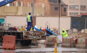 أمانة حفرالباطن تواصل جهودها لسحب المياه من الشوارع والأحياء المتضررة جراء الأمطار