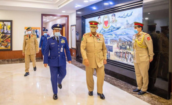 القائد العام لقوة دفاع البحرين يسلم رئيس هيئة الأركان العامة للقوات المسلحة السعودية وسام البحرين من الدرجة الأولى