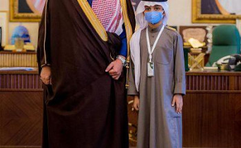 “أمير القصيم” يكرم أصغر متطوع بالمنطقة