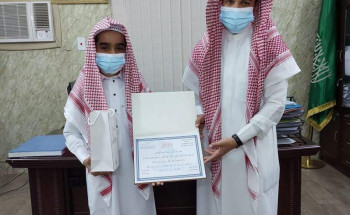 مدارس أجيال أملج تكرم طالب لحفظة كتاب الله