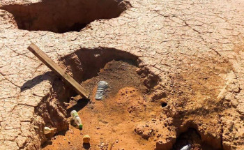 فرع وزارة البيئة والمياه والزراعة ‫بالحدود الشمالية‬⁩ يغلق تجوف إرضي بالقرب من سد الهلالي